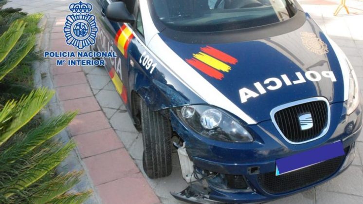 El coche policial sufrió daños tras ser embestido.