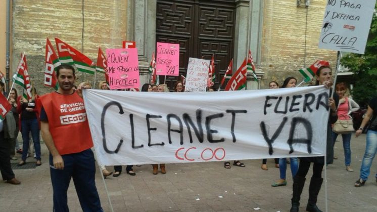 Concentración celebrada este viermes en Capitanía, por parte de las trabajadoras de Cleanet empresarial. Foto: aG.