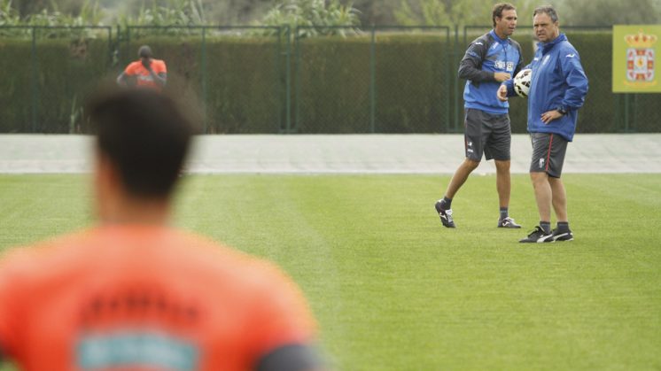 El entrenador del Granada CF Joaquín Caparrós en un entrenamiento. Foto: Álex Cámara