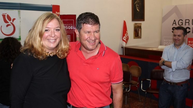La ganadora de las primarias PSOE Motril, Flor Almón, junto con el candidato Francisco Rodríguez en la sede de la Agrupación Local. Foto: aG