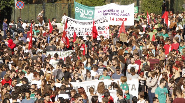 La manifestación ha partido desde los comedores universitarios hasta el Hospital Real. Foto: Álex Cámara