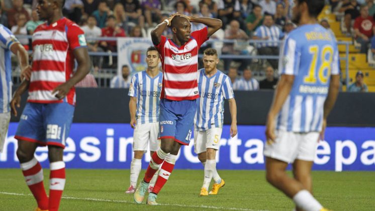 Nyom, con las manos en la cabeza, se lamenta de la derrota del Granada CF. Foto: Álex Cámara