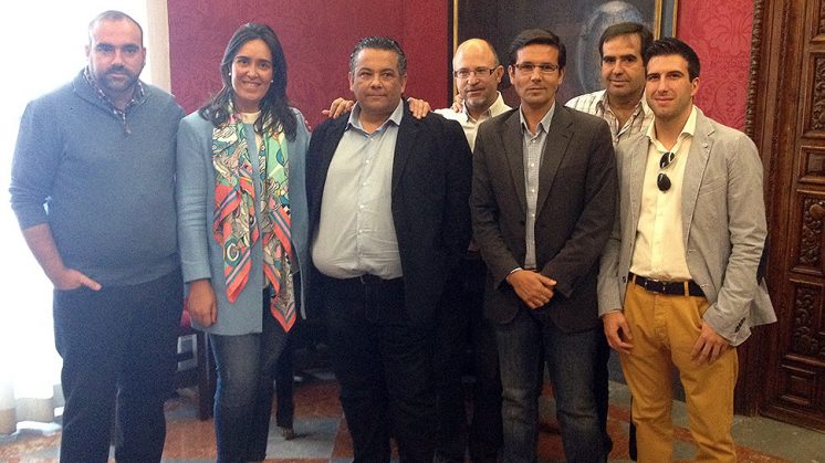 Los portavoces de los distintos partidos junto a representantes de la Plataforma No al Cerrojazo. Foto: Luis F. Ruiz 