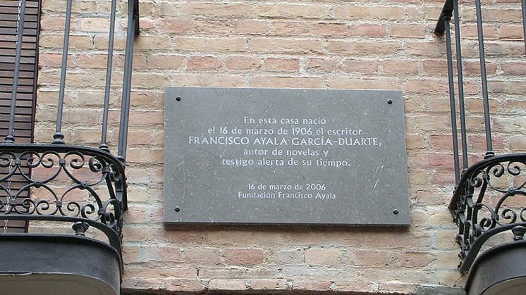 La placa que recuerda el nacimiento de Ayala en la calle San Agustín. Foto: Fundación Francisco Ayala