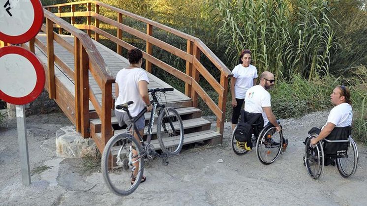 Los usuarios con silla de ruedas demandan que el puente sea accesible. Foto: Facebook Granada Accesible