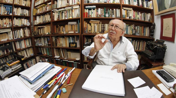 Rafael Guillén, en su despacho tras ser notificado de haber recibido el Premio Lorca. Foto: Álex Cámara