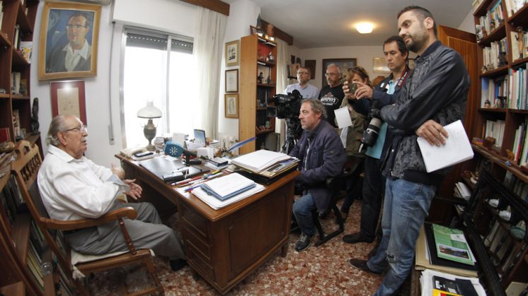 Rafael Guillén atiende a los periodistas tras conocerse que ha sido galardonado. Foto: Álex Cámara