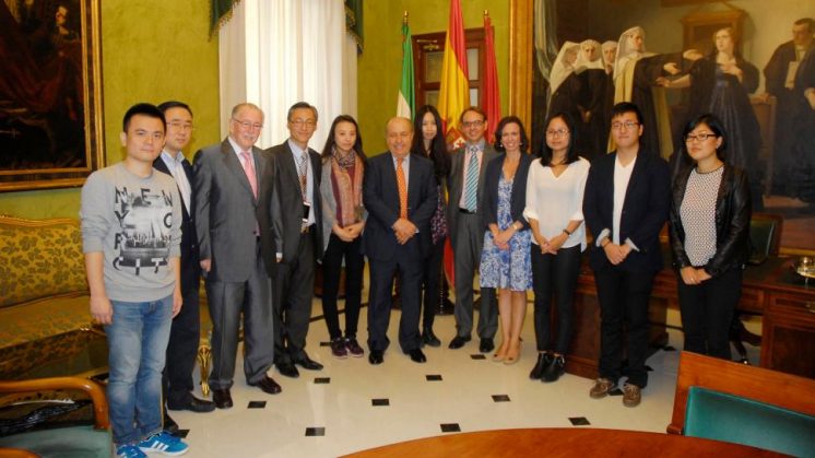 El alcalde recibió la visita de la delegación China. Foto: aG.