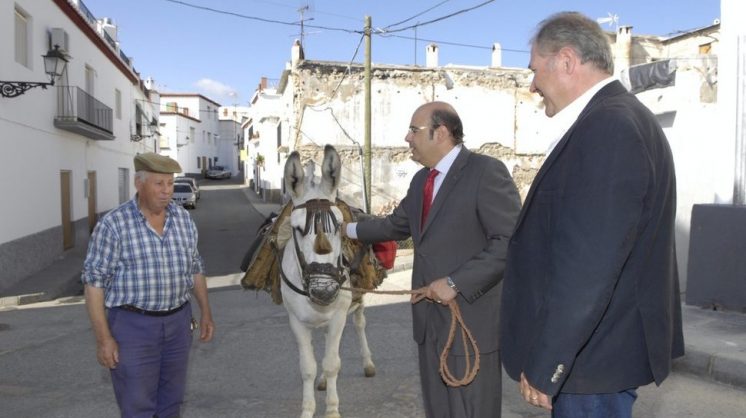 Sebastián Pérez junto al alcalde de la localidad, Francisco Hidalgo. Foto: aG