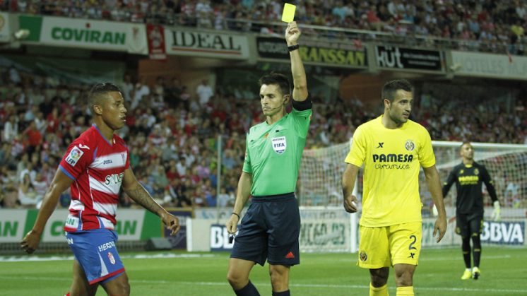 Machís es amonestado en el encuentro de Liga disputado frente al Villarreal. Foto: Álex Cámara