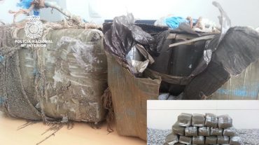 Interceptan dos fardos con 70 kilos de hachís en Carchuna