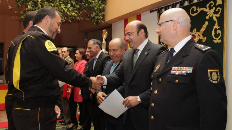 Sebastián Pérez, junto al alcalde de Granada, José Torres Hurtado, y el coronel jefe de la Comandancia de la Guardia Civil, Manuel Llamas. Foto: aG