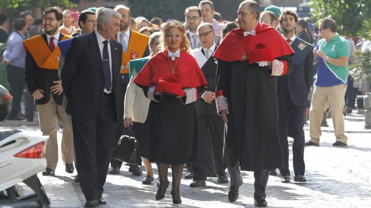 La procesión cívico-académica ha partido desde el Colegio Mayor San Bartolomé y Santiago. Foto: Álex Cámara