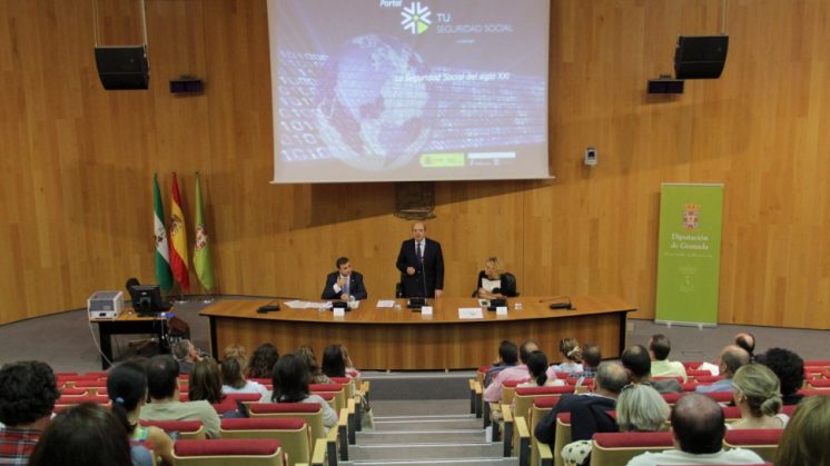 Sebastián Pérez ha presentado el portal telemático que beneficiará a 500.000 granadinos. Foto: aG.