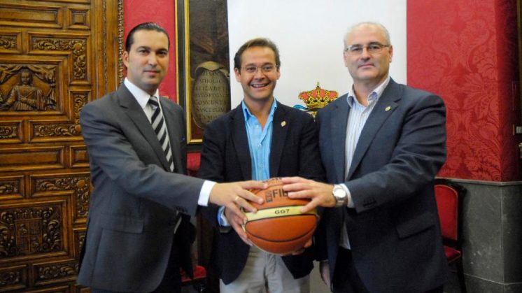 Óscar Fernández, Antonio Granados y Francisco Morente han presentado los Juegos Deportivos Municipales para este año. Foto: aG