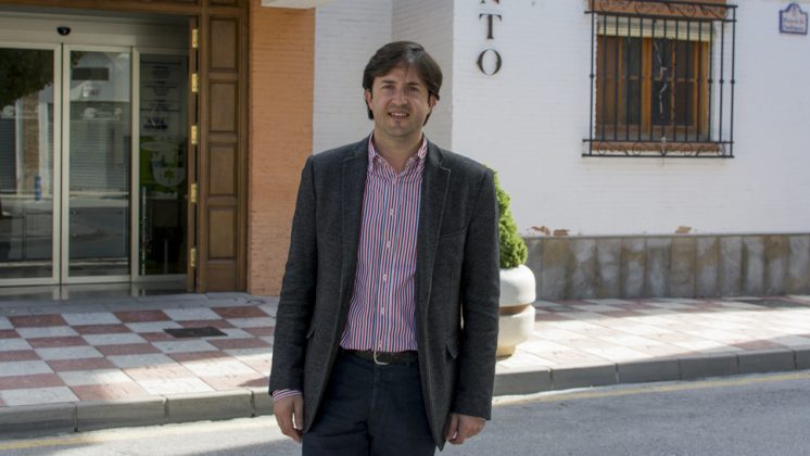 El alcalde de Churriana de la Vega, Antonio Narváez, frente al Ayuntamiento de la localidad. Foto: Alberto Franco