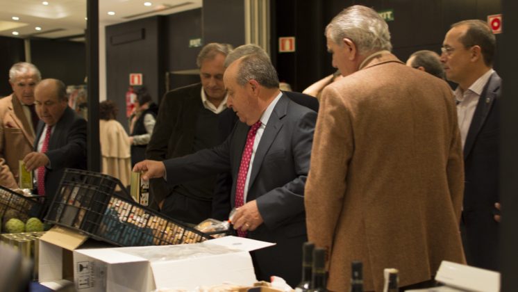 El alcalde de Granada, José Torres Hurtado, ha estado presente en la inauguración del rastrillo. Foto: Alberto Franco