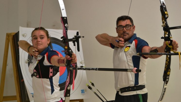Padre e hija, residentes en Casanueva y aficionados del arco y las flechas. Foto: aG