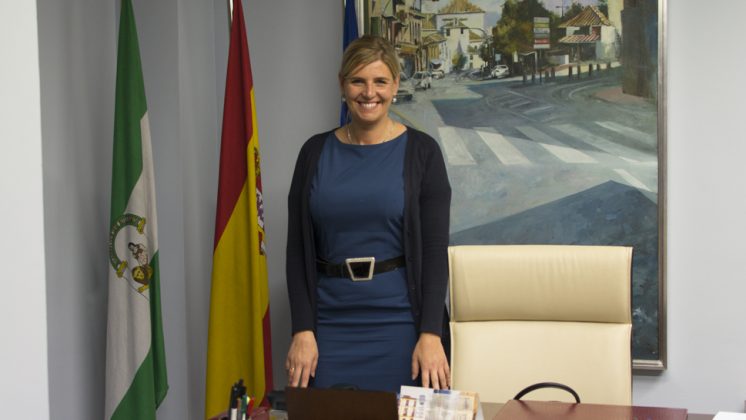 La alcaldesa de La Zubia, Inmaculada Hernández, en su despacho. Foto: Alberto Franco