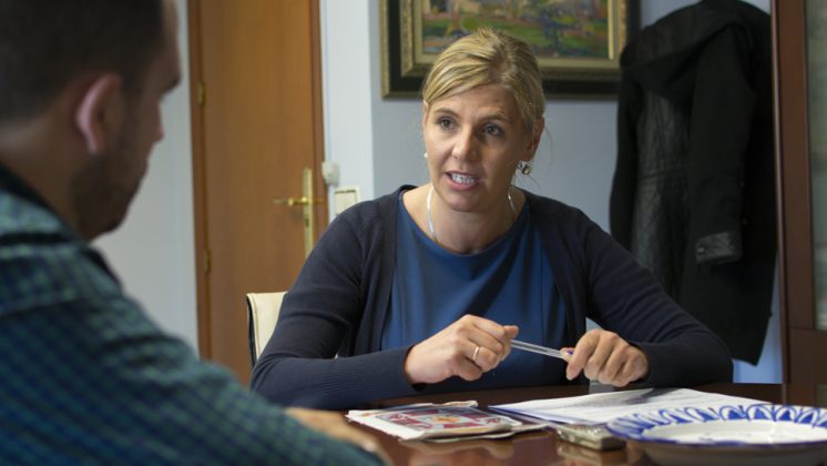 La alcaldesa de La Zubia, en un momento de la entrevista. Foto: Alberto Franco