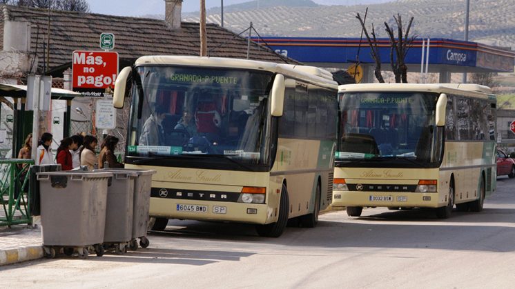 Los retrasos han provocado en ocasiones imágenes como esta: dos autobuses coincidiendo en la cabecera de parada. Foto: L. F. Ruiz (archivo)