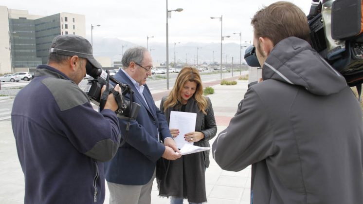 El portavoz del PP en Armilla, Antonio Ayllón, y la parlamentaria andaluza, Eva Martín, frente al Hospital del PTS. Foto: Álex Cámara
