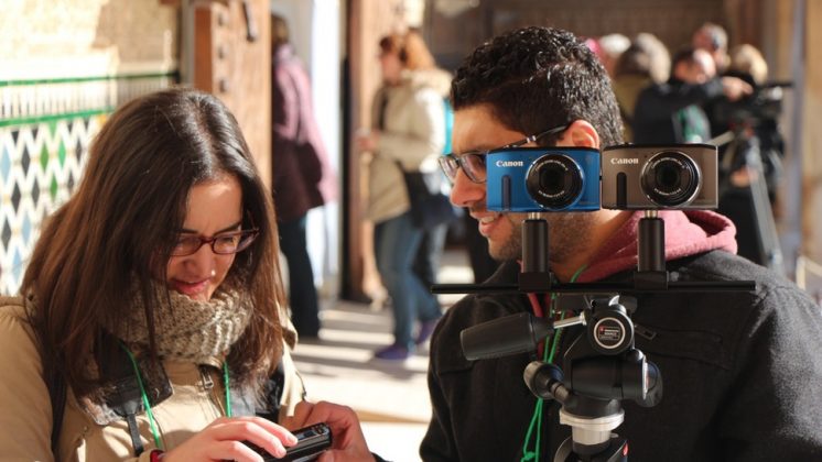 Alumnos preparando la toma de fotografías tridimensionales en los Palacios Nazaríes de la Alhambra. Foto: UGR