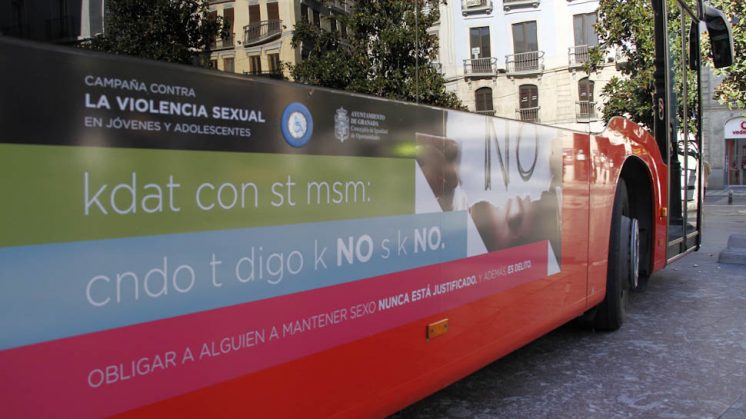 La nueva campaña está disponible en los autobuses de la capital. Foto: Álex Cámara