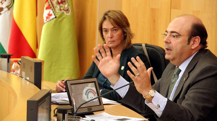 El presidente de la Diputación, Sebastián Pérez, hace un gesto durante el pleno. Foto: aG