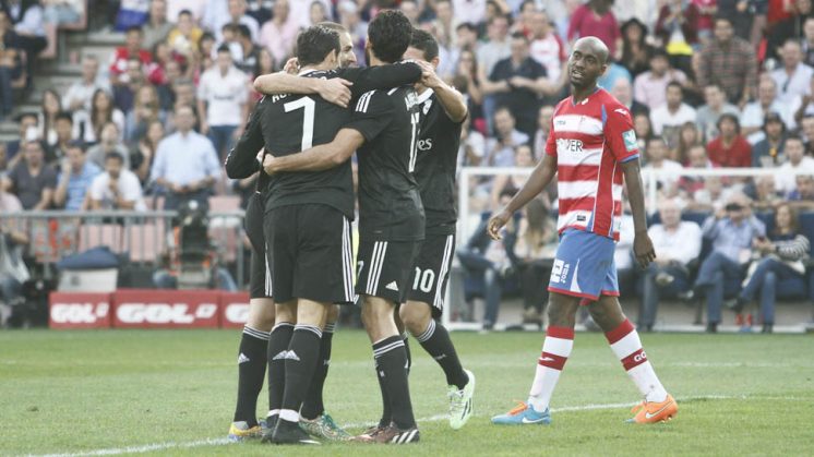 Los jugadores del Real Madrid celebran uno de los goles ante la mirada de Foulquier. Foto: Álex Cámara