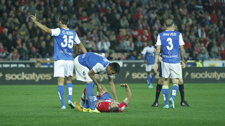 Rochina se queja de la lesión sufrida en el último partido frente al Almería. Foto: Álex Cámara