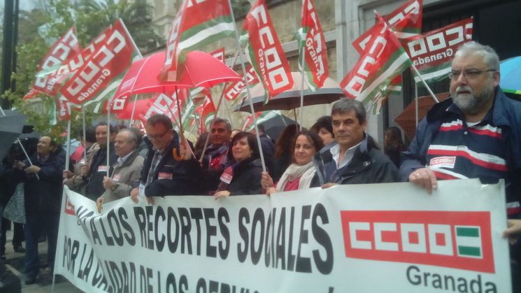 Los delegados de CCOO Granada se han concentrado frente a la Delegación de la Junta en Granada. Foto: aG