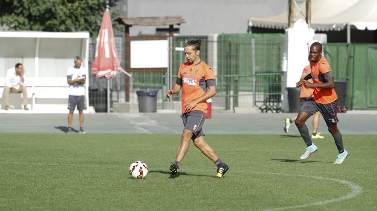 El centrocampista Iturra, en un entrenamiento del Granada CF. Foto: Álex Cámara