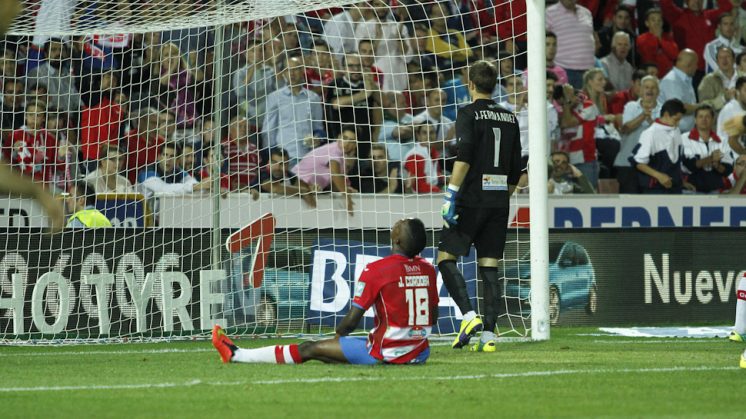 Jhon Córdoba se lamenta de una ocasión de gol. Foto: Álex Cámara 
