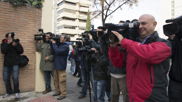 Cámaras de televisión se agolpan en las inmediaciones de los juzgados ante la llegada de los detenidos. Foto: Alberto Franco