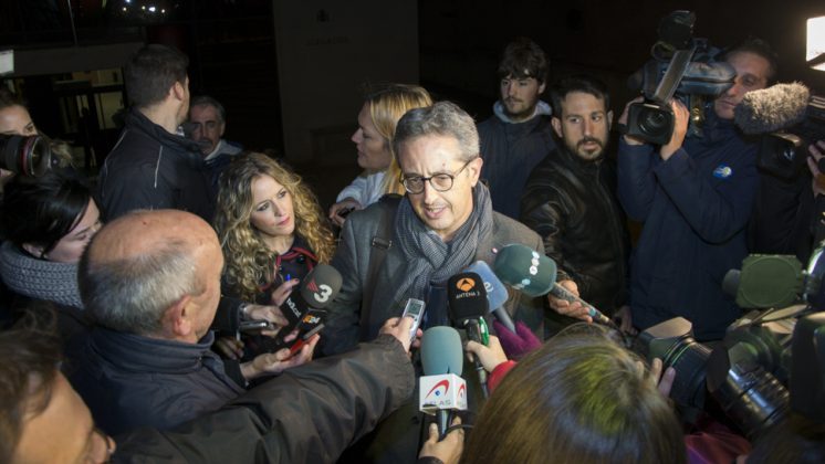 El fiscal Antonio Hernández atiende a los medios de comunicación tras su salida de los juzgados. Foto: Alberto Franco