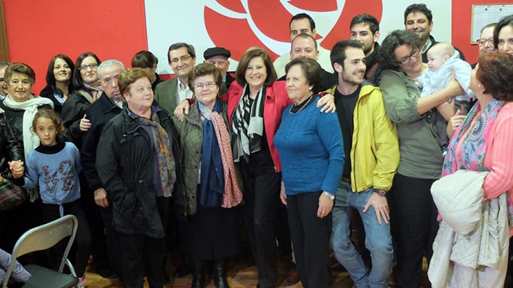 La consejera y dirigente socialisa, acompañada de militantes de Cúllar Vega. Foto: aG