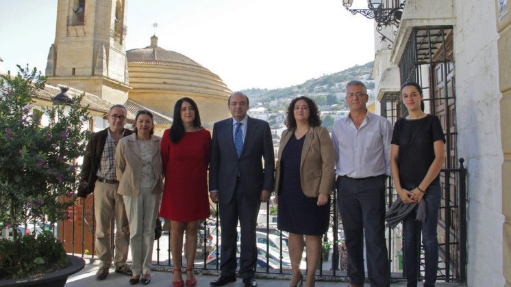 La reunión entre el presidente de la Diputación de Granada y la alcaldesa de Montefrío finalizó con la firma de Sebastián Pérez en el Libro de Honor del Ayuntamiento montefrieño. Foto: aG