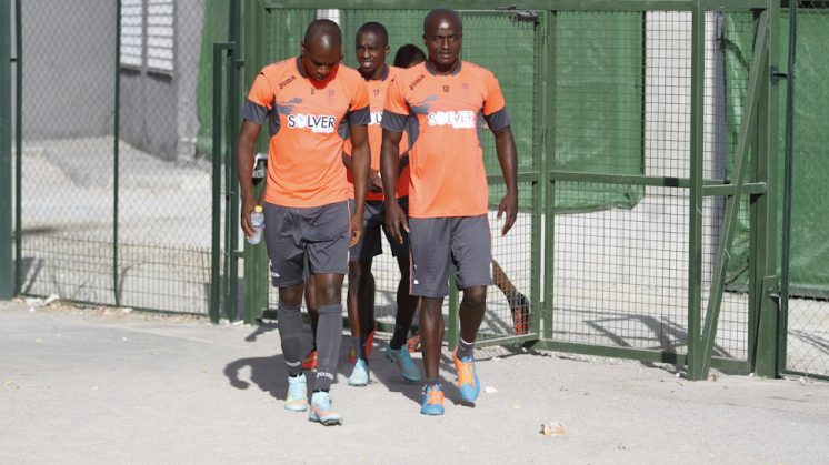 Nyom (i), Sissoko (c) y Nounkeu (d) antes de un entrenamiento con el Granada CF. Foto: Álex Cámara