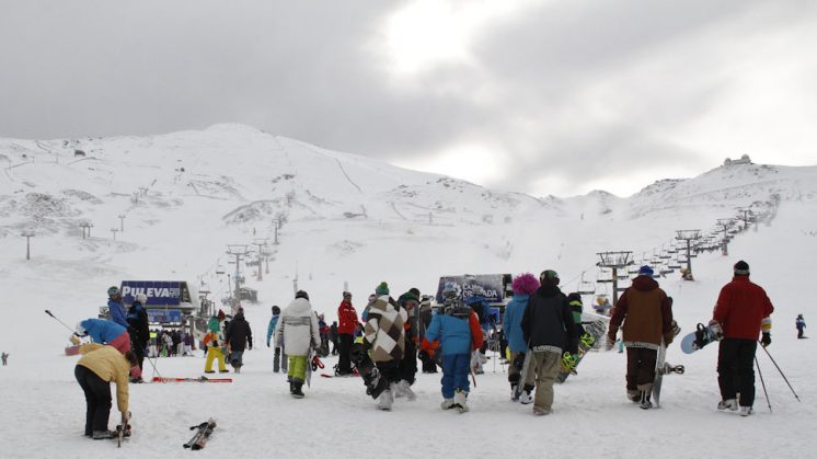 Un millar de esquiadores inauguraron una temporada que encara el puente de la Constitución con buenas perspectivas. Foto: Álex Cámara