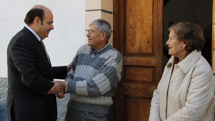 El presidente de la Diputación conoce en Albuñuelas sus principales proyectos
