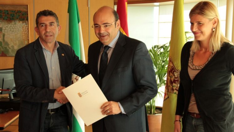 Sebastián Pérez firma el convenio para la puesta en marcha del cluster energético de Padul 