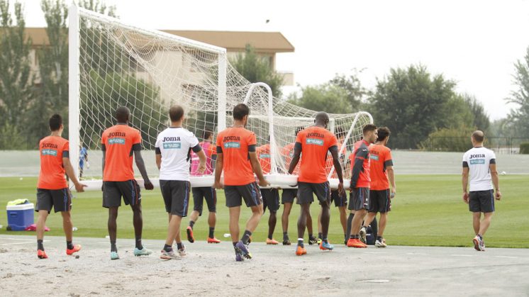 Los jugadores del Granada CF traladan una portería en un entrenamiento. Foto: Álex Cámara