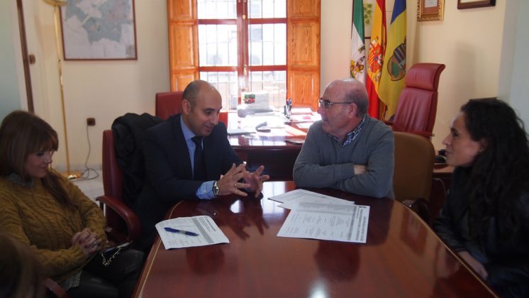 El alcalde de Ogíjares, Francisco Plata, junto al director de La Caixa del municipio, Antonio Varo. Foto: aG