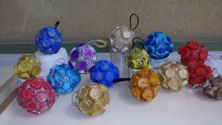 Algunos de los adornos fabricados por los niños de Cúllar Vega. Foto: aG