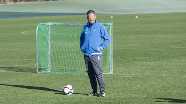 El entrenador del Granada CF, Joaquín Caparrós, en un entrenamiento. Foto: Alberto Franco