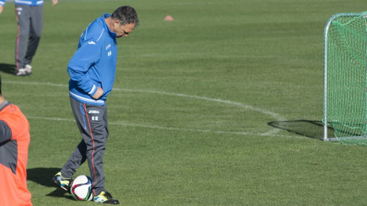 Joaquín Caparrós pasa sus peores días como entrenador profesional al no lograr remontar la situación. Foto: Alberto Franco