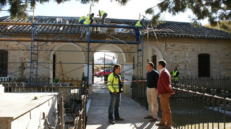 Arreglan la cubierta de la entrada al cementerio de Alhendín