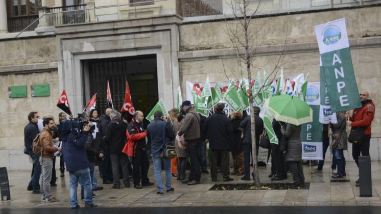 Los manifestantes a la puerta de la Delegación de la Junta en Granada. Foto: Alberto Franco