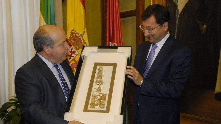 El alcalde recibe al embajador de Kazajstán en España